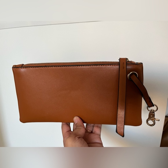Cognac Wristlet with clip holder - Picture 2 of 4